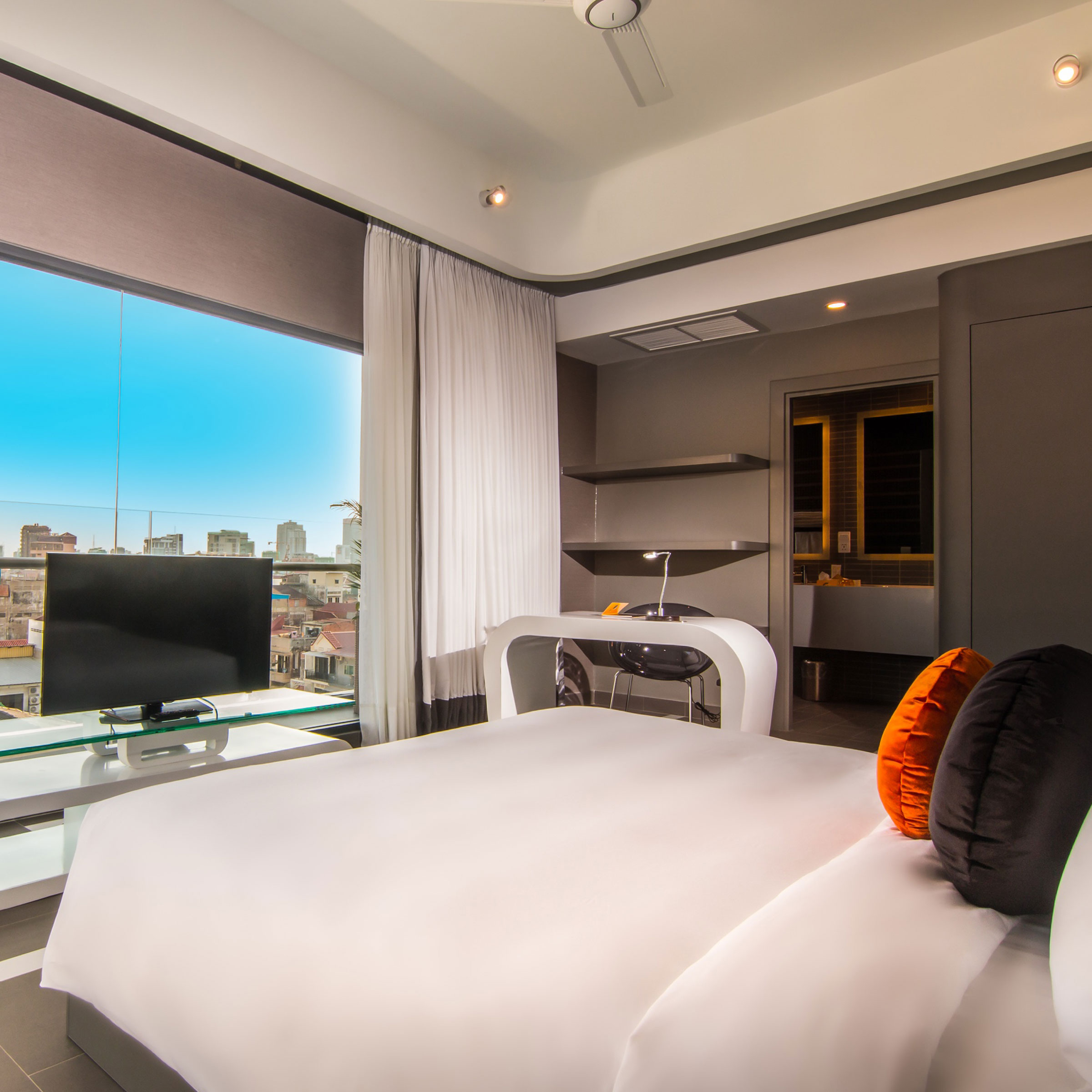 HOTEL LINENS & UNIFORM